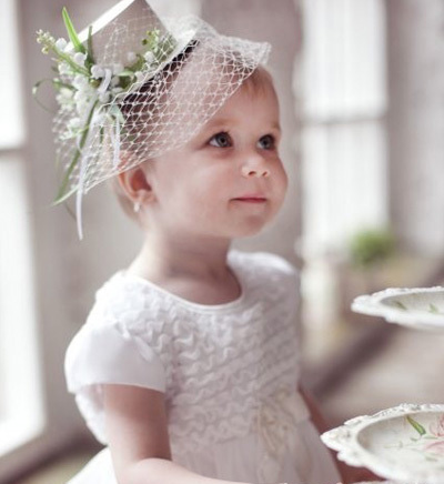 点击大图看下一张：欧美女儿童发型六：优雅公主裙搭配一顶小礼帽，活泼又甜美的小公主形象就这样打造出来啦。