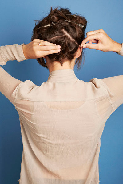 点击大图看下一张：把垂在脖颈上的那部分头发拧成一个小发髻，然后用发卡固定住。