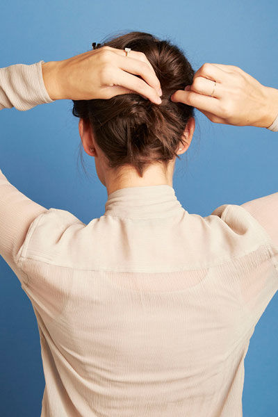 点击大图看下一张：放开正后方固定的头发，自然的覆盖在发髻上面。