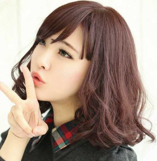 点击大图看下一张：韩式蛋卷头短发，蓬松可爱的卷发设计，既显得时尚又非常百搭，卖萌的小女生，在棕红染发色的挑染下，甜美迷人哦。
