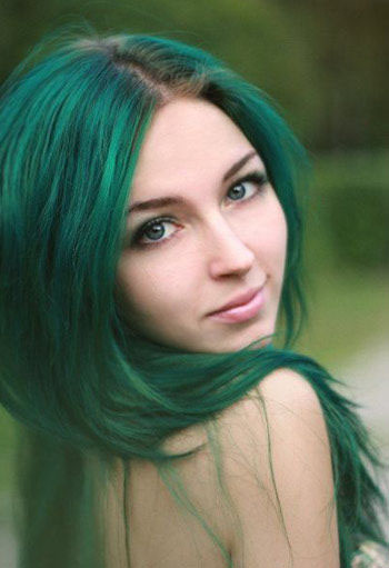 点击大图看下一张：墨绿色的染发让你变身森林公主，静谧又不失恬淡，同色系的眼影和瞳孔美的让人窒息，而且墨绿色的发色还能将肤色衬托得超红润健康。