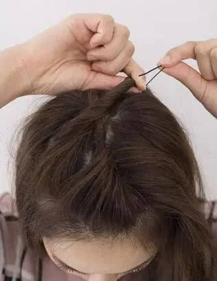 点击大图看下一张：step5：从右侧再拉扯出一束头发缠绕成发辫并固定。