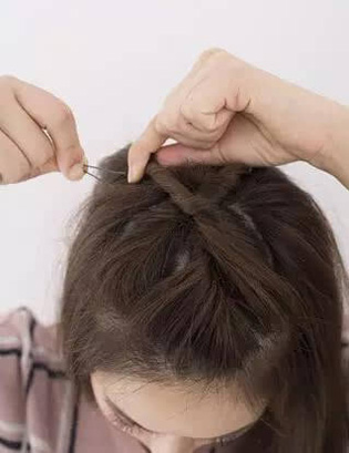 点击大图看下一张：step6：再从左侧也取出一束头发缠绕成发辫并固定，再戴上发饰即可。