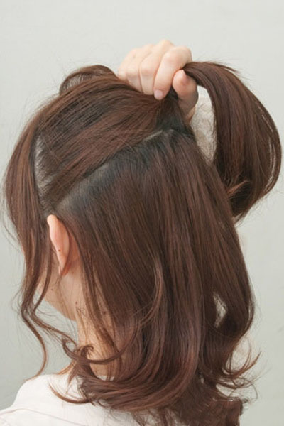 点击大图看下一张：step3：取出上半部分头发扭转成发辫。