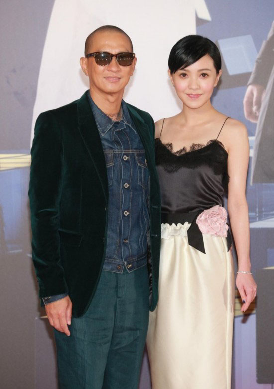 点击大图看下一张：4月19日晚，第34届香港电影金像奖颁奖典礼在香港文化中心大剧院举行。图为张家辉墨镜超短寸头亮相红毯，酷帅抢镜。
