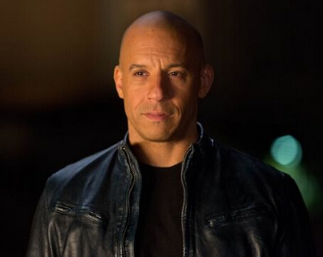 点击大图看下一张：由范·迪塞尔出演的Dominic Toretto是飞车老大，几乎光头的造型酷帅至极，范·迪塞尔很好的把光头演绎出了man帅气质。