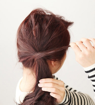 点击大图看下一张：步骤四：从发尾取出一束头发围着发圈的位置缠绕打转。