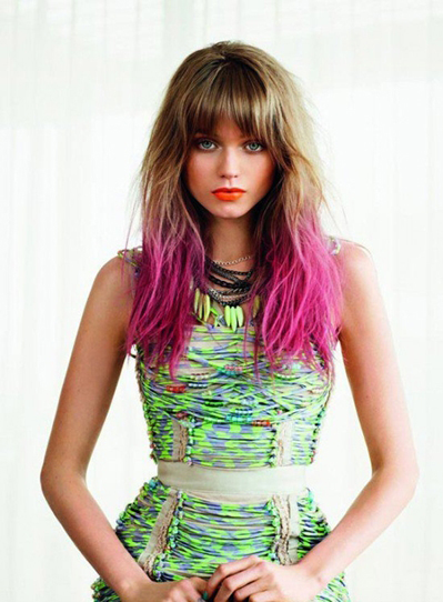 点击大图看下一张：粉色的芭比：从发丝中间开始染色也是极好的，如果你不喜欢让自己看起就像一个粉色的芭比的话。