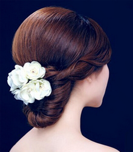 点击大图看下一张：很好看的韩式新娘盘发，一个低发髻让你更具优雅和甜美味道，搭配白色的小花配饰，非常美哦！
