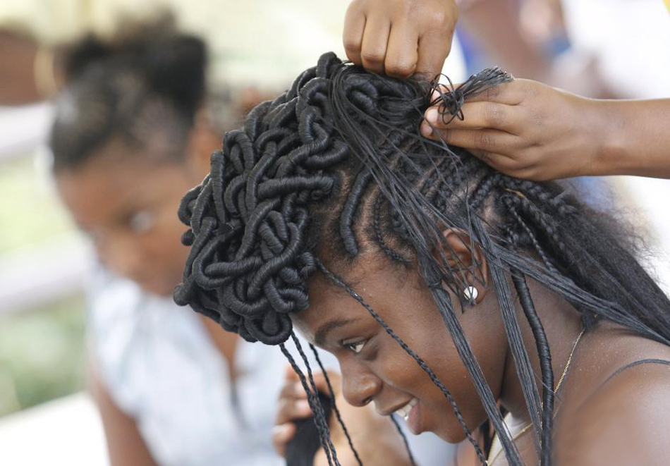 点击大图看下一张：当地时间2015年5月17日，哥伦比亚卡利，当地举行非洲式发型比赛。