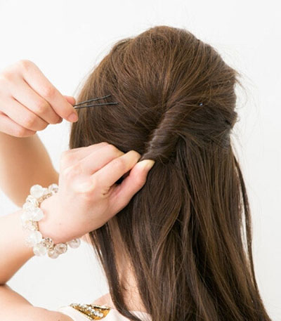 点击大图看下一张：step3：将头发扭转成发辫后用发夹固定在脑后。