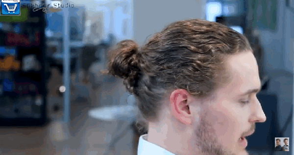 点击大图看下一张：参考教程：这个发型你需要使用烘罩器来让头发看起来有卷度，把头发集结到尾部，並用吹风机来固定包子头，最后用梳子的尾端增加蓬松度。