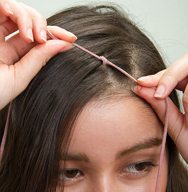 点击大图看下一张：步骤二：将一根粉色丝带系在前额的头发上。