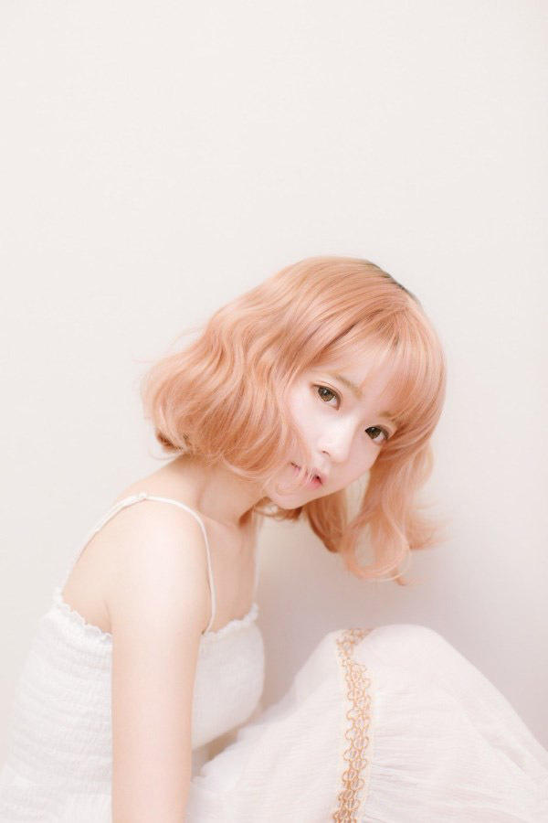点击大图看下一张：韩国模特yurisa近期在微博上更新了一组新照。照片中的短发造型引起了网友的热烈反响。