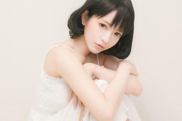 点击大图看下一张：这位1995年出生的韩国美少女因喜爱Lolita fashion，从2014年6月开始登上日本杂志《kera》，成为Lolita品牌的模特，并由此展开了一系列活动。近期，yurisa在微博上频繁更新自己的近照，不少网友直呼：“yurisa小天使美呆，像个芭比娃娃”。