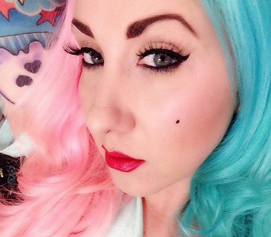 点击大图看下一张：Katy parry般的糖果色系染发，用了芭比粉色和浅蓝色做搭配进行跳色，与复古妆容很搭。