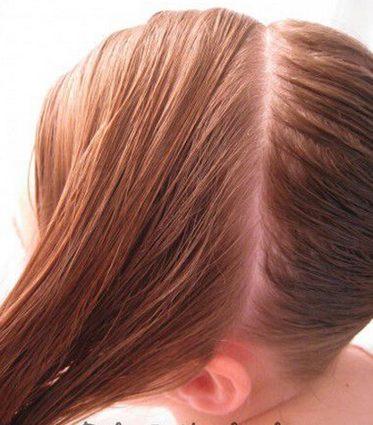 点击大图看下一张：步骤1、先把头发梳理好，然后再从耳际把头发分为前额部分和后脑部分；