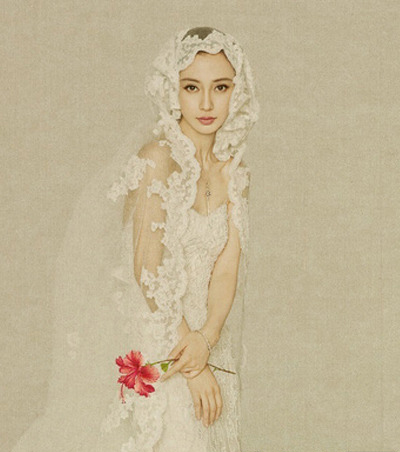 点击大图看下一张：蕾丝头纱：蕾丝头纱自然的遮盖在头上，温文和雅，有一种古典美。