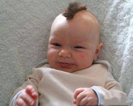 点击大图看下一张：喜欢折腾一下小男孩发型的，多半是粑粑的主意，麻麻看到了都是气得不成样子。。。这样的发型，你敢拿你宝宝的脑袋试试吗？