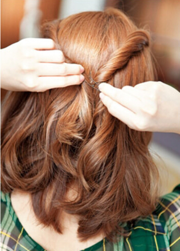 点击大图看下一张：步骤二：用发夹将两条发辫固定在脑后。