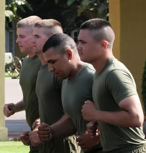 点击大图看下一张：有种叫 High and tight的发型，俗称 战士寸头，最开始是米国大兵们的标准发型！这种发型基本上就是把两侧头发剃特别短，然后头顶稍微留长一点，看起来特别酷！