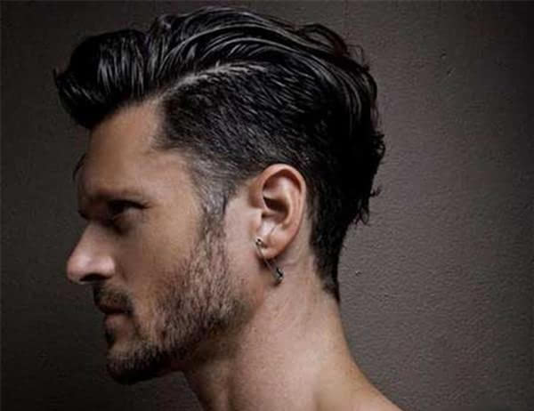 点击大图看下一张：具有独特风格中等长度的发型，将成为最流行的男士发型之一。