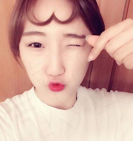 点击大图看下一张：由于这种刘海可以让女孩们的甜美感飙升大概 15 倍，所以韩国女生纷纷在 Instagram 上 po 出刘海照片。