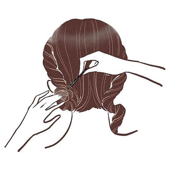 点击大图看下一张：步骤三：将左边的头发在耳后下方绕圈成一个小发髻，用平夹固定，将发尾藏进发髻。