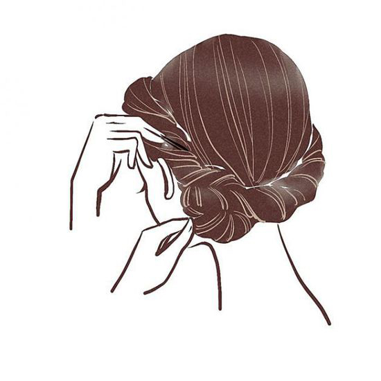 点击大图看下一张：步骤四：然后将右边的头发绕到左耳下方缠绕，用平夹固定住。