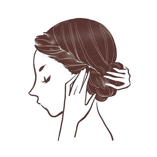 点击大图看下一张：步骤五：此时两侧头发可能会有些松散，为增加卷曲效果，将秀发再次从外向里翻卷。