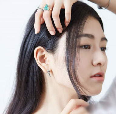 点击大图看下一张：步骤一：扎发前从刘海拉出两束发丝，其余头发全部别在耳后。