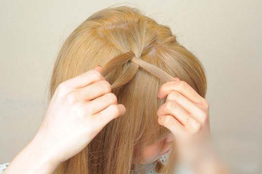 点击大图看下一张：步骤二：将这三小束头发编成三股辫。