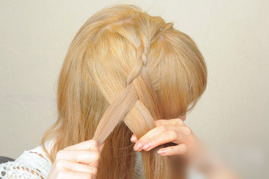 点击大图看下一张：步骤三：编发的过程中，按规则加入剩余的头发一起编发。