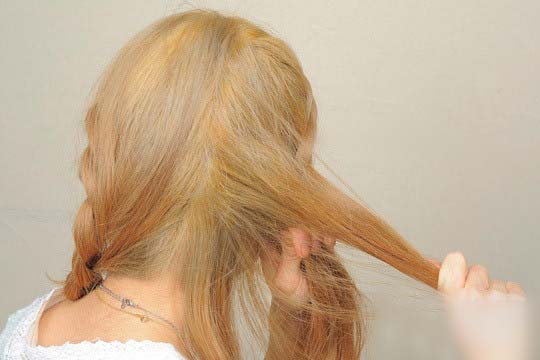 点击大图看下一张：步骤四：注意辫子是一直紧贴在耳朵后方的，头发则是放到前面加入编发的。