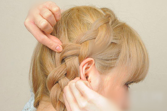 点击大图看下一张：步骤六：用手将发辫拉扯出蓬松感，另一侧头发按照同样的方法编发。