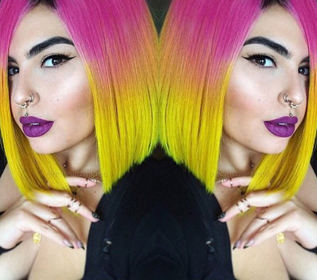 点击大图看下一张：玫红和黄色相间的头发，搭配紫色唇妆