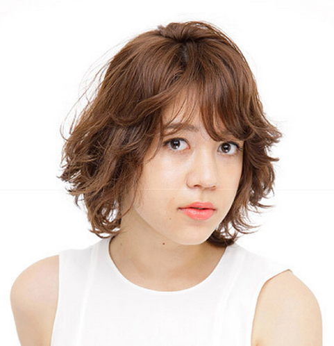 点击大图看下一张：日本女士最流行发型二：这款短发将头顶的头发向后拨弄后打折出特别的层次感，凌乱效果的短卷发搭配空气感刘海，个性十足。