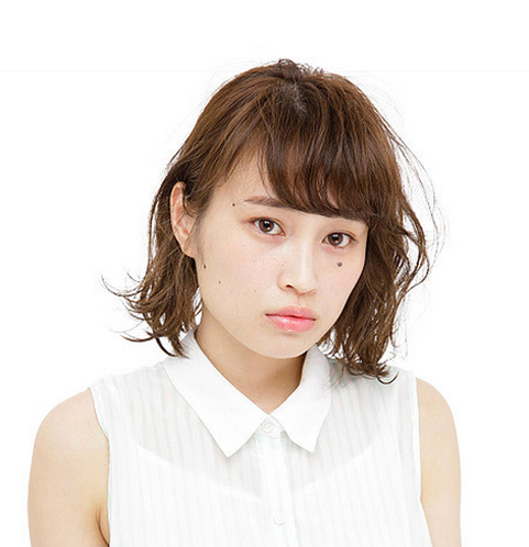 点击大图看下一张：日本女士最流行发型四：斜扣的长刘海空气感十足，湿发效果的中短发随意别在耳后，展现出专属于夏日的清凉感。