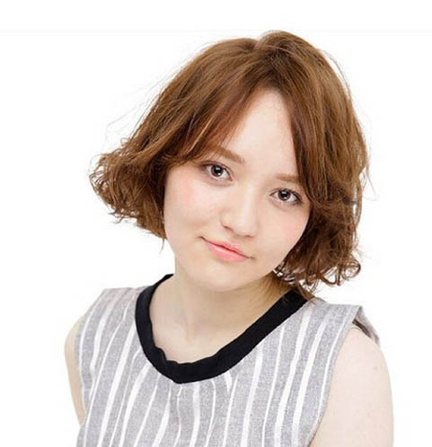 点击大图看下一张：日本女士最流行发型五：发量偏少的MM可以将短发波波头发尾烫出蓬松弧度，搭配厚重的刘海，饱满修颜又显清凉。