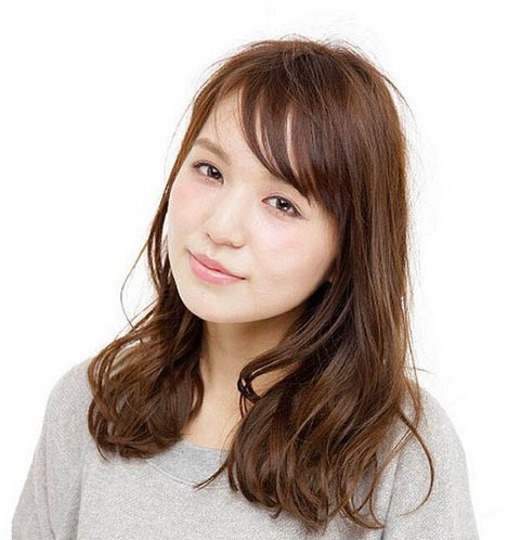 点击大图看下一张：日本女士最流行发型六：侧分斜刘海打造出甜美优雅的气质，棕色卷发烫出微卷弧度，摆动在两侧凸显出完美脸型。
