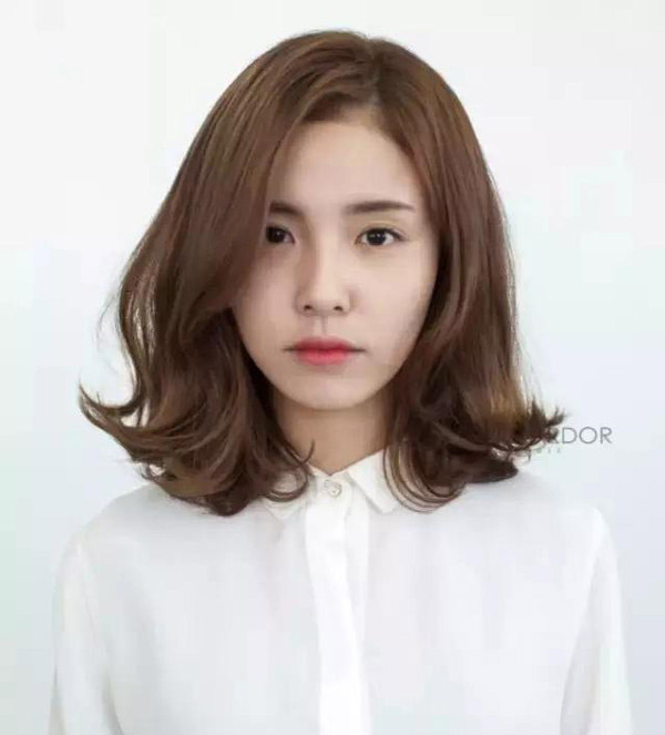 点击大图看下一张：一组正在流行的韩式个性外卷短发，对于喜欢短发的妹子来说，相信你一定会喜欢。