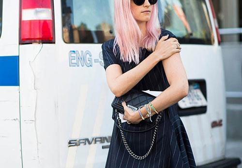 点击大图看下一张：当然有的时候，一头粉色头发还能颠覆衣服本身的风格，比如这件条纹连衣裙是十足的ol风，但是有了发色的搭配就成了完美的rock风格。