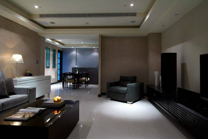 点击大图看下一张：130平米二居室现代简约客厅背景墙设计效果图