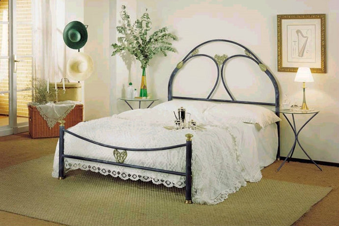点击大图看下一张：现代时尚风格大户型卧室装修效果图