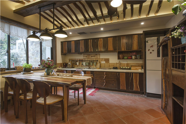 点击大图看下一张：地中海风格联排别墅装修效果图