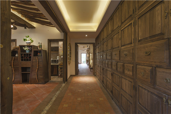 点击大图看下一张：地中海风格联排别墅装修效果图