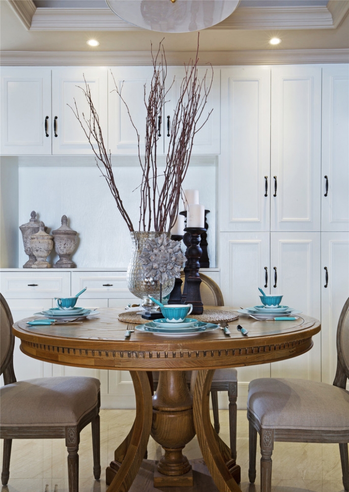 点击大图看下一张:清新淡雅欧式94平三居装修效果图