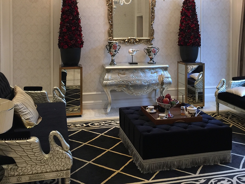 点击大图看下一张：98方欧式唯美温馨三室两厅样板房