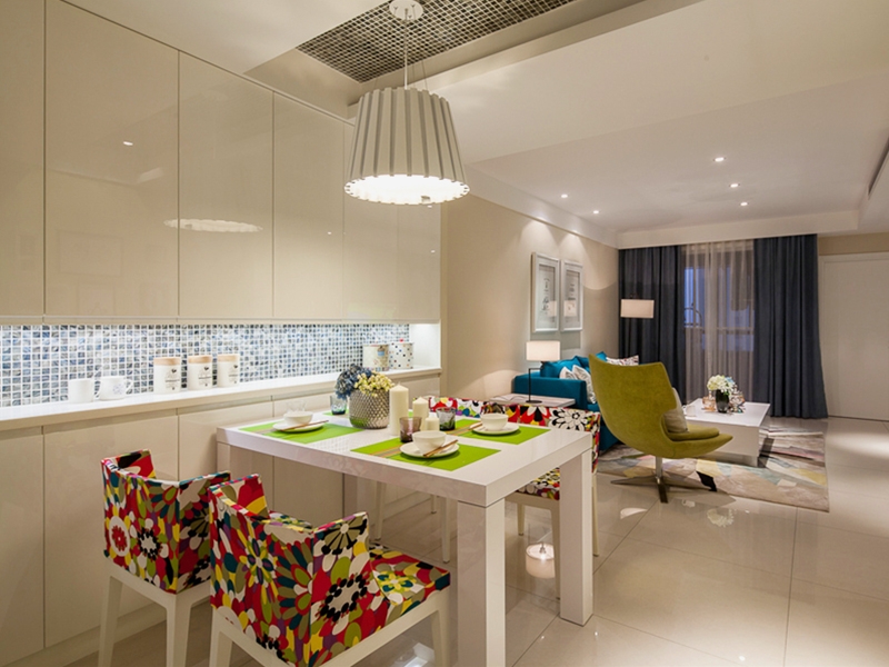 点击大图看下一张：98方温馨简约现代风格三居家庭装修