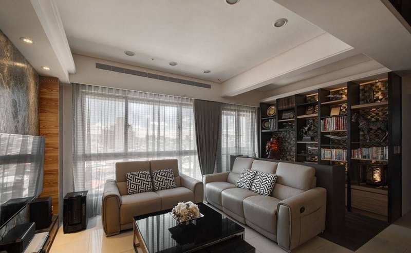 点击大图看下一张：低调时尚现代风格三居装潢实例精选